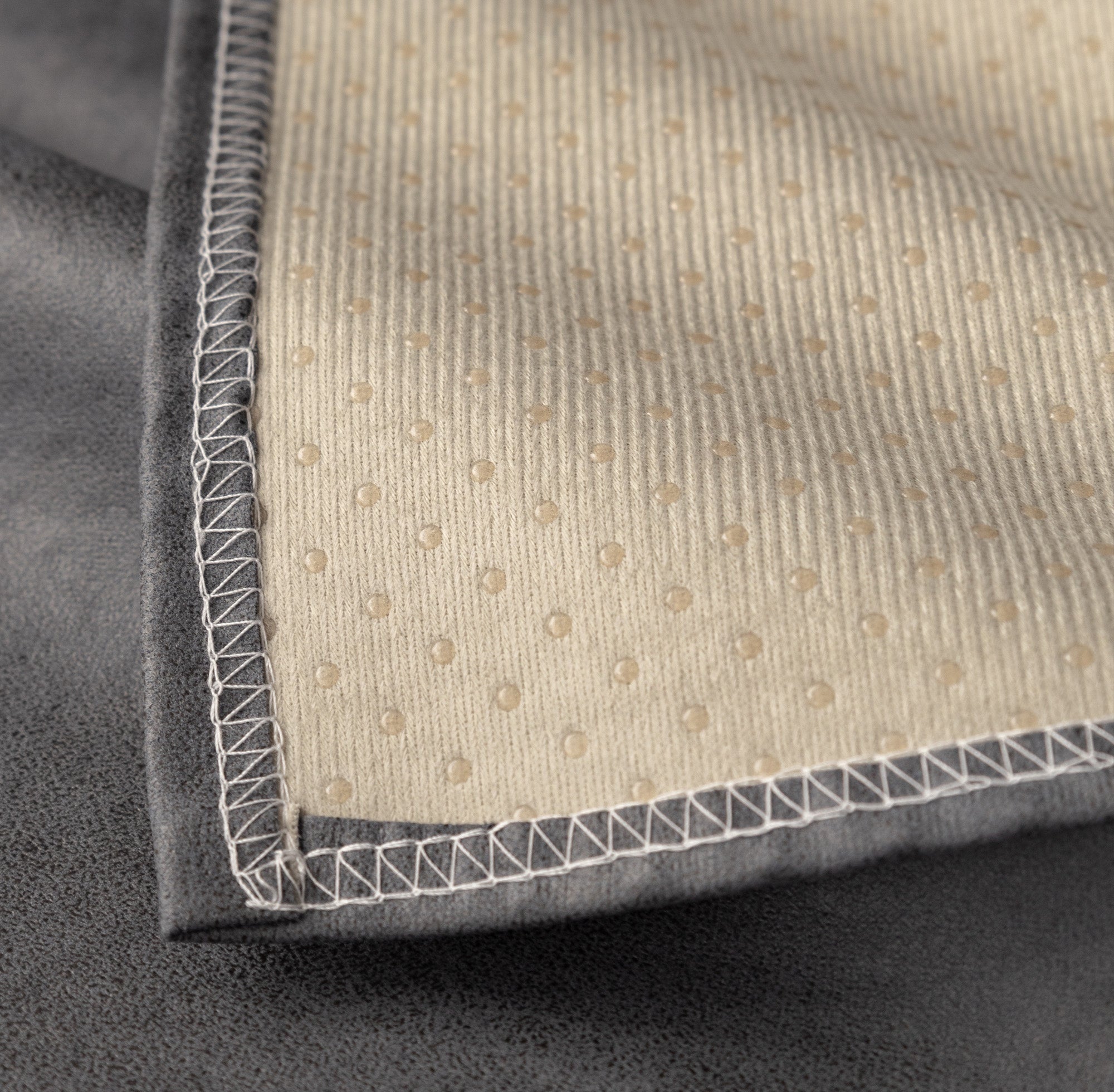 Waterproof, scratch-resistant, and non-slip sofa cover for pet owners 10